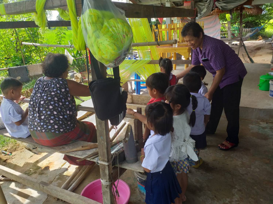 ภูมิปัญญาท้องถิ่นการทอผ้า บ้านโคกเทียม หมู่ที่ ๓ ตำบลโนนสมบูรณ์ อำเภอนาจะหลวย จังหวัดอุบลราชธานี