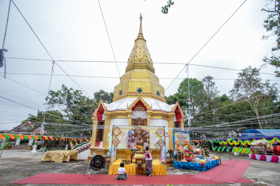 วัดบ้านป่าก้าว ชุมชนคุณธรรมกระทรวงวัฒนธรรม บ้านป่าก้าว หมู่ ๔  ตำบลโนนสมบูรณ์ อำเภอนาจะหลวย จังหวัดอุบลราชธานี