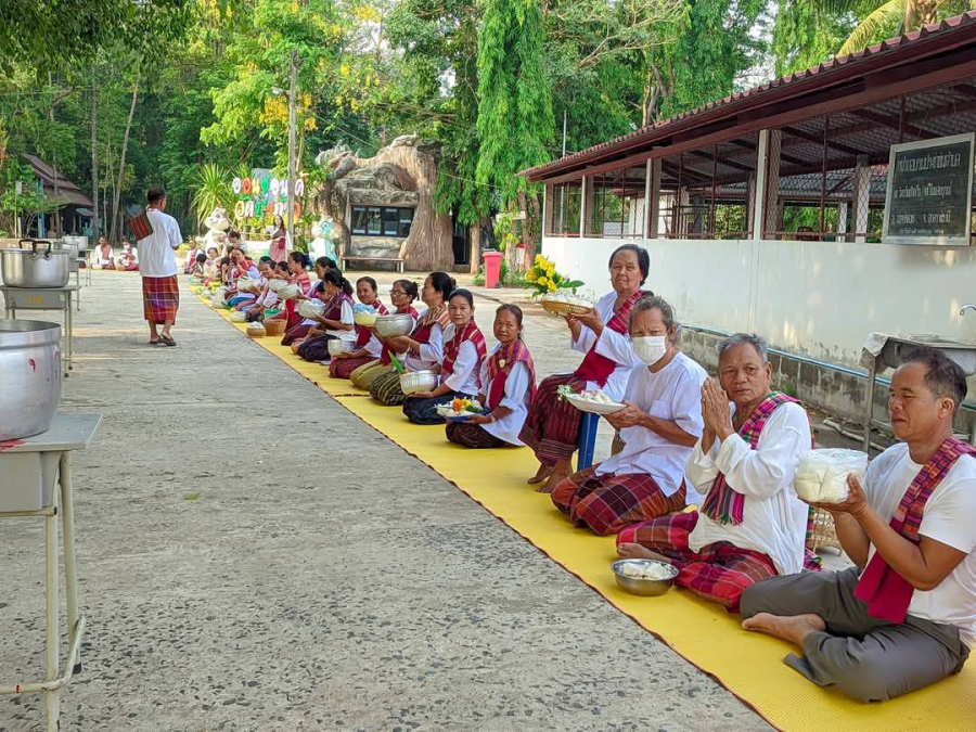 ภูมิปัญญาท้อถิ่นตักบาตรถนนสายวัฒนธรรม ณ วัดป่าก้าว ตำบลโนนสมบูรณ์ อำเภอนาจะหลวย จังหวัดอุบลราชธานี